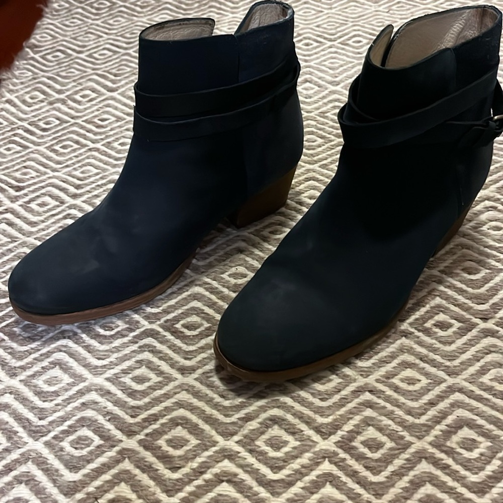 Boden navy booties 38.5